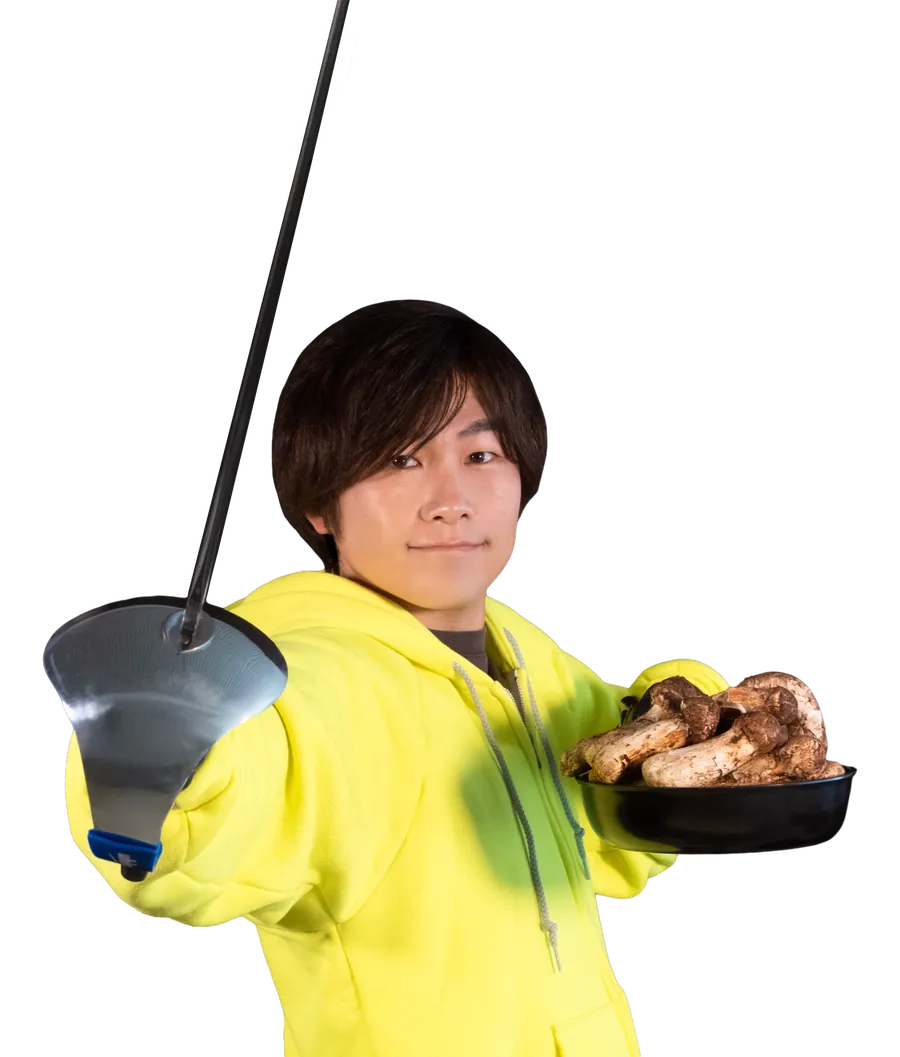 フェンシングの剣と松茸を手にする案内人まつたける